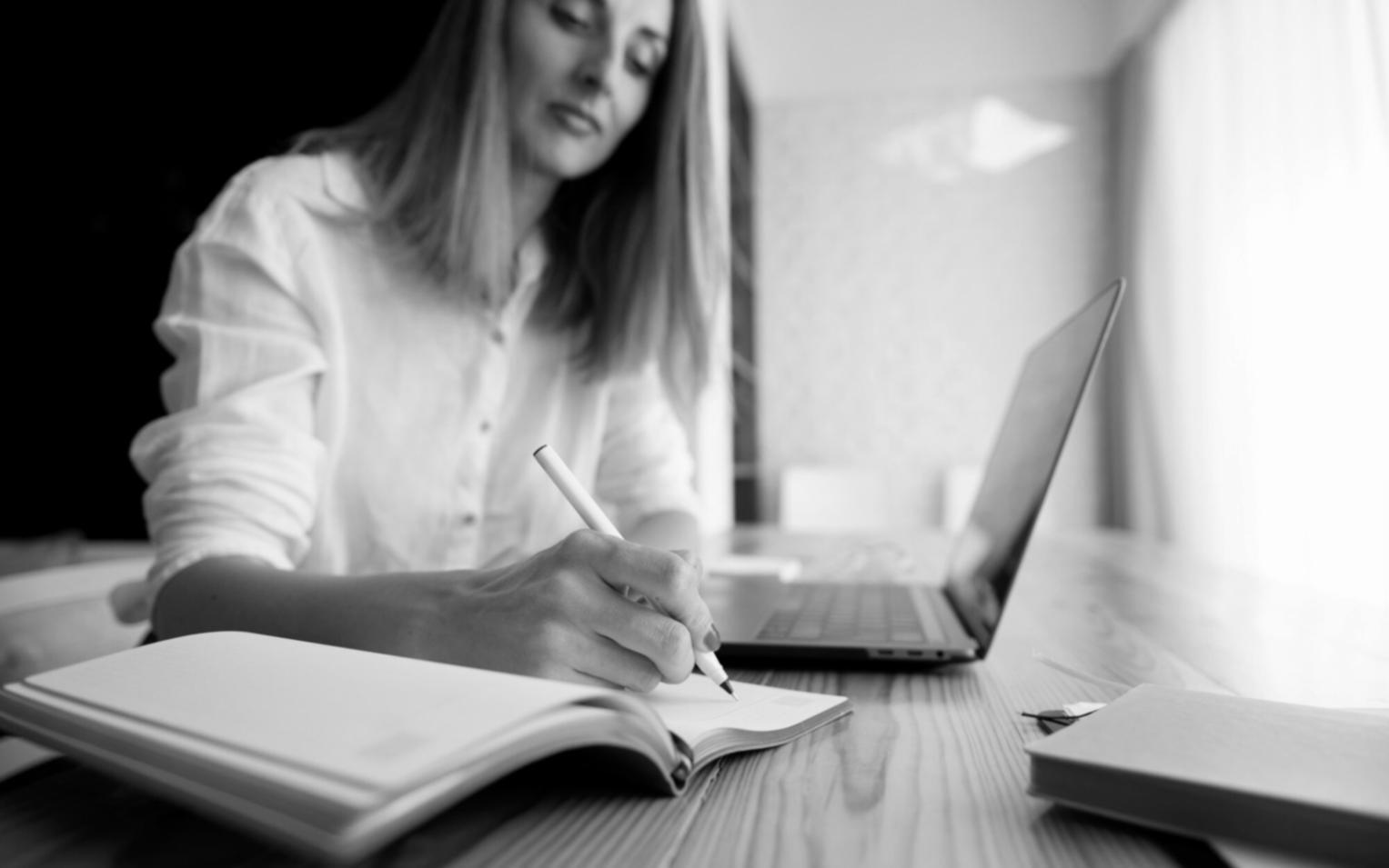 Skillfusioncenter team member consulting with a client